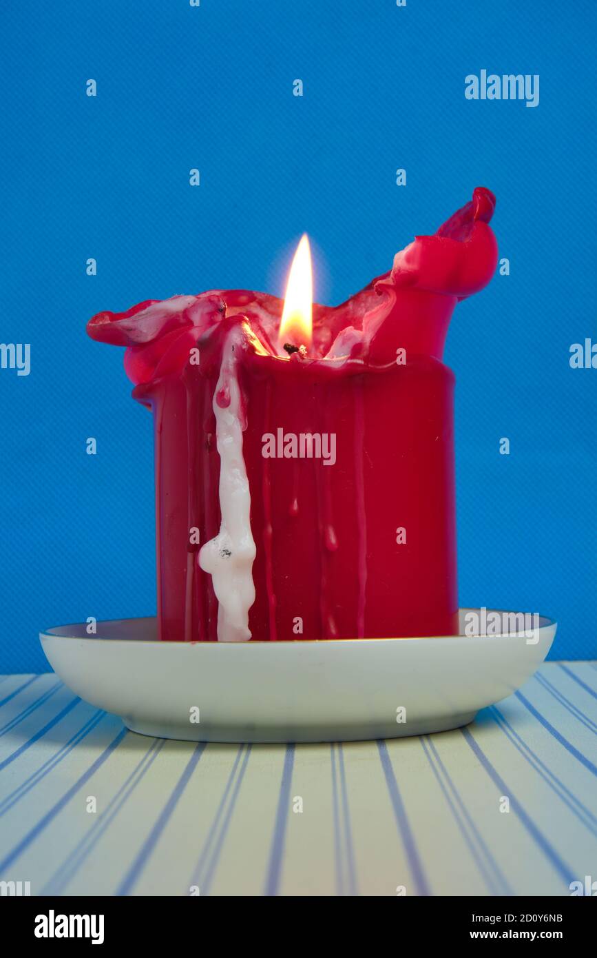 Geschmolzene rote Kerze für Geburtstag, Feiertag, Feier Werbung Stockfoto