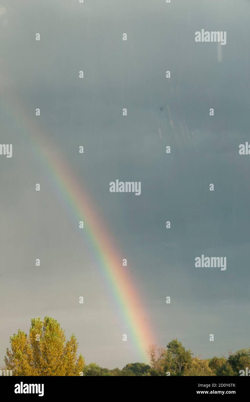 regenbogen am Himmel bei Regen Stockfoto