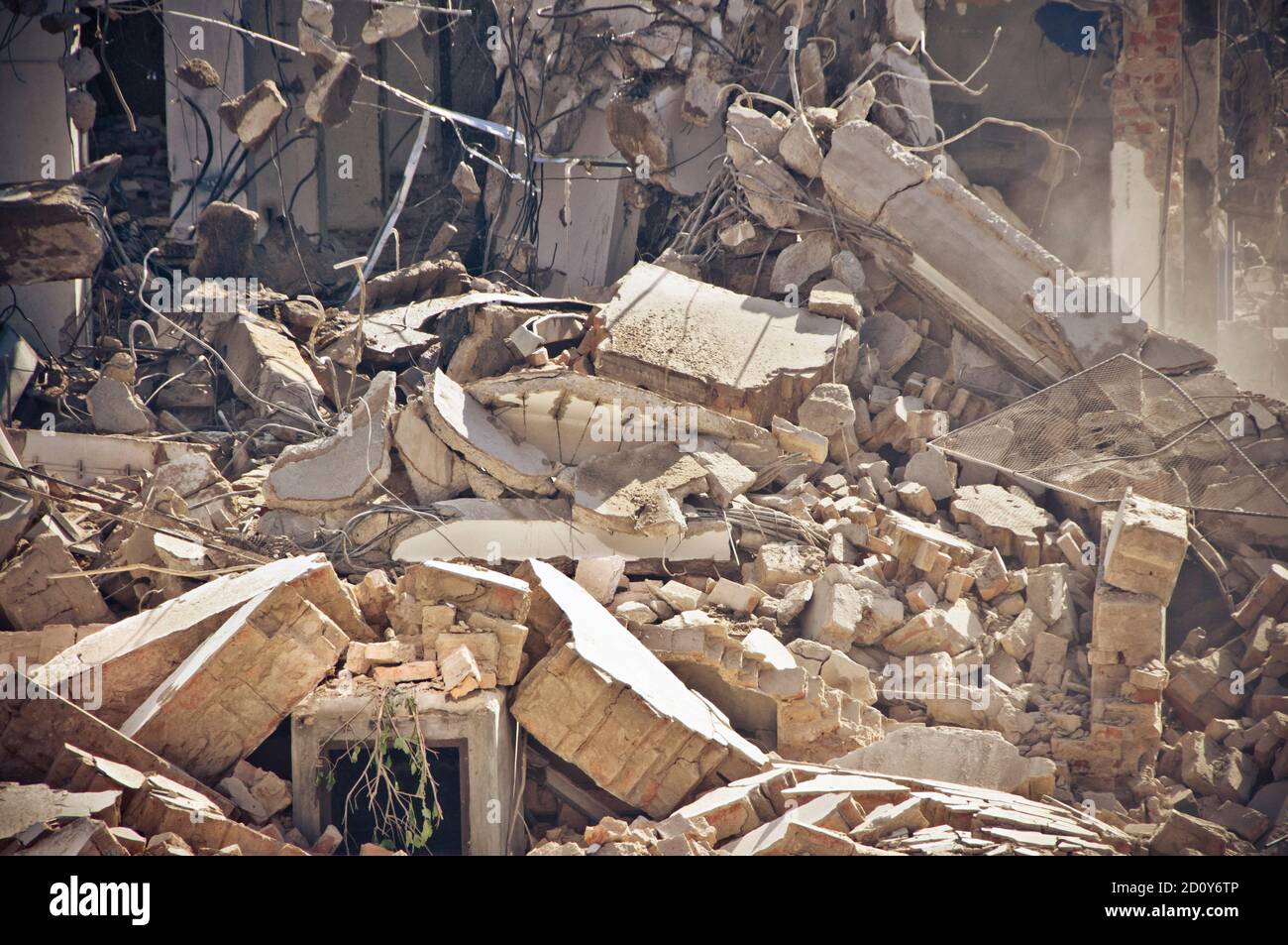 Schutt und Trümmer während eines Abbruchs des Gebäudes Stockfoto