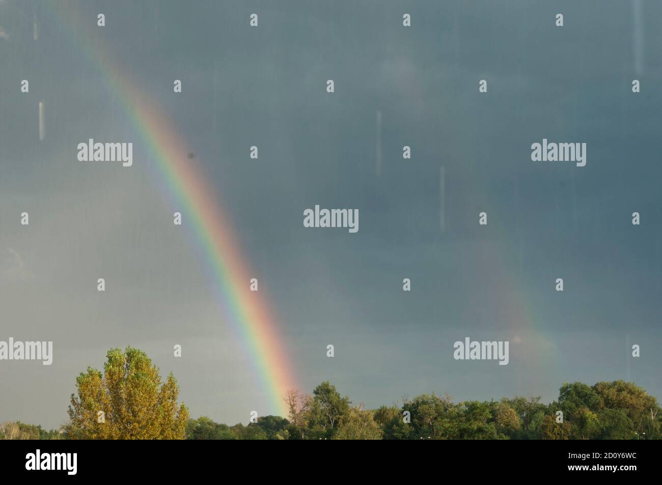 regenbogen am Himmel bei Regen Stockfoto