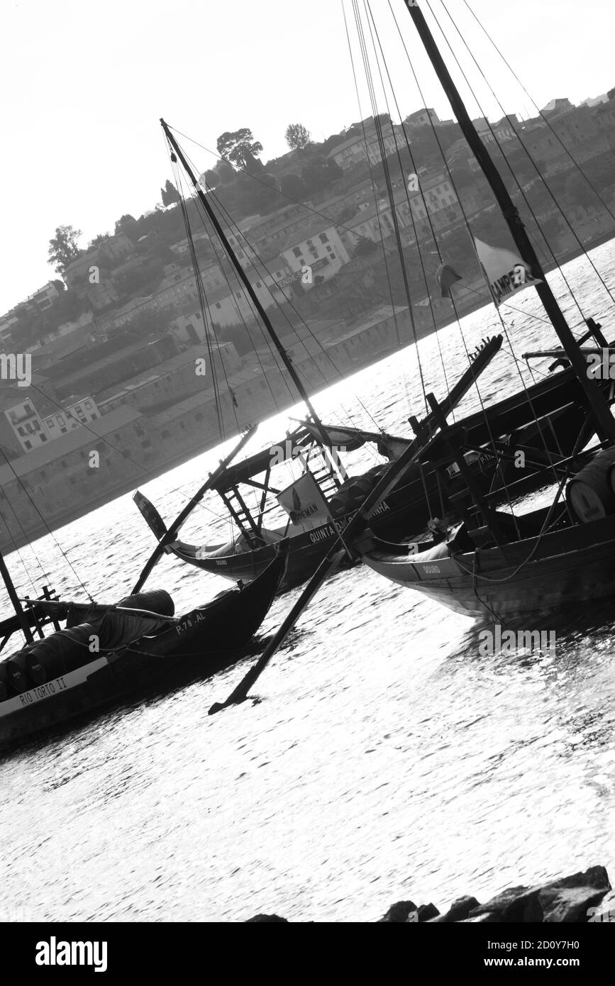 Blick auf die Villa Nova de gaia bei Sonnenuntergang. Sommer. porto. Portutal. Schwarz und weiß Stockfoto