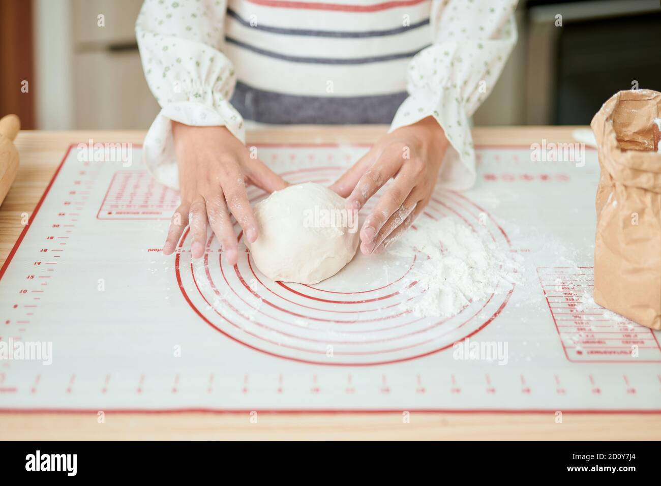 Frau Hände kneten frischen Teig für die Herstellung von Brot Stockfoto