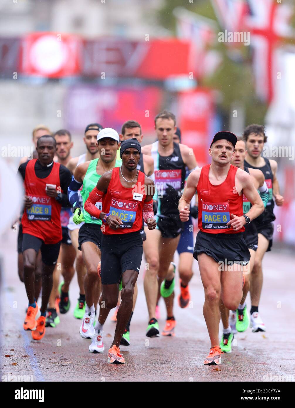 Pace Setter der britische Mo Farah (Mitte) beim Men's Elite Race während des Virgin Money London Marathon rund um den St James' Park in Aktion. Stockfoto Pace Setter der britische Mo Farah (Mitte) beim Men's Elite Race während des Virgin Money London Marathon rund um den St James' Park in Aktion. Stockfoto