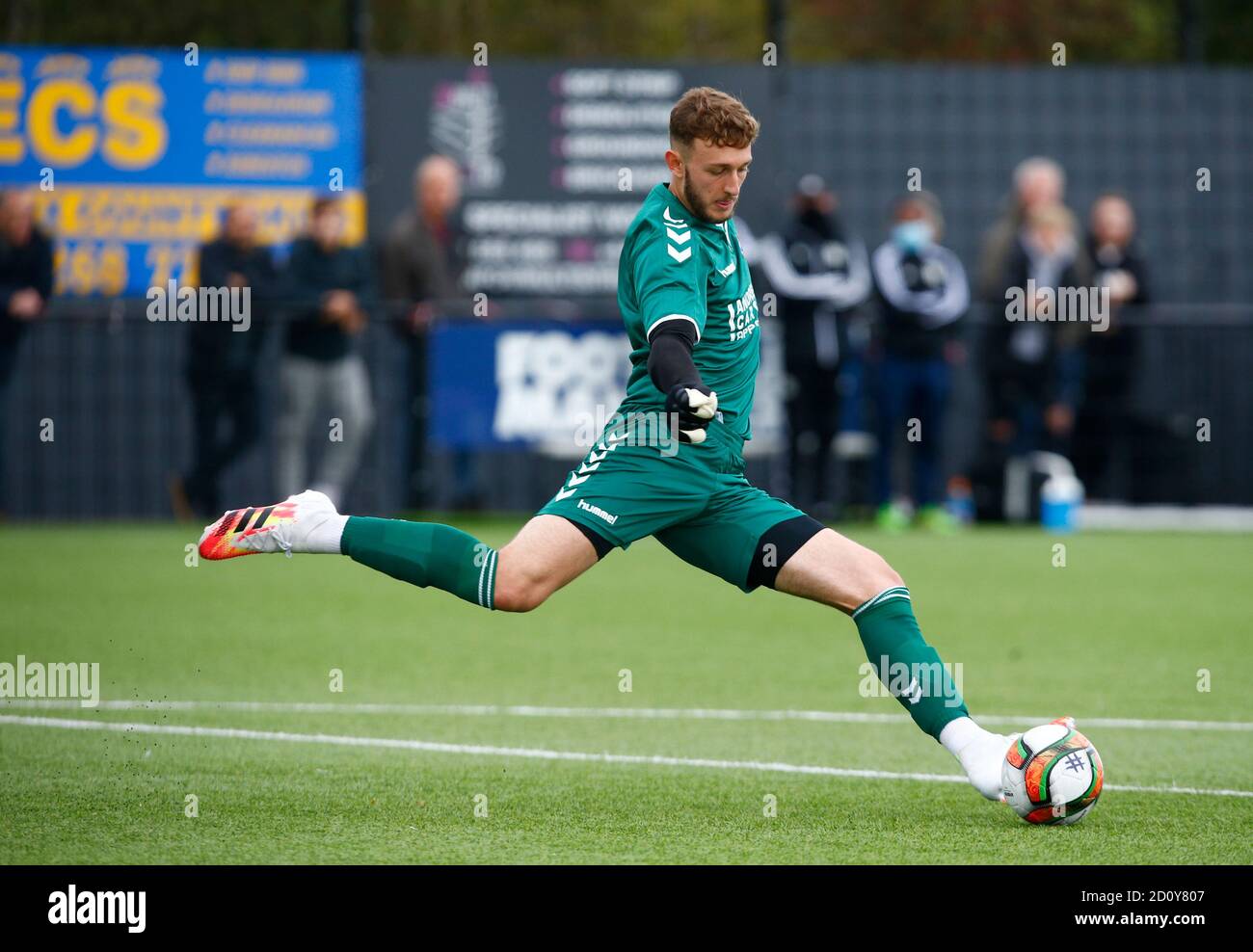 PITSEA, ENGLAND - OKTOBER 03: Adam Przybek von Braintree Town beim FA Cup Qualifying - zweite Runde zwischen Hashtag United und Braintree Town im Stockfoto