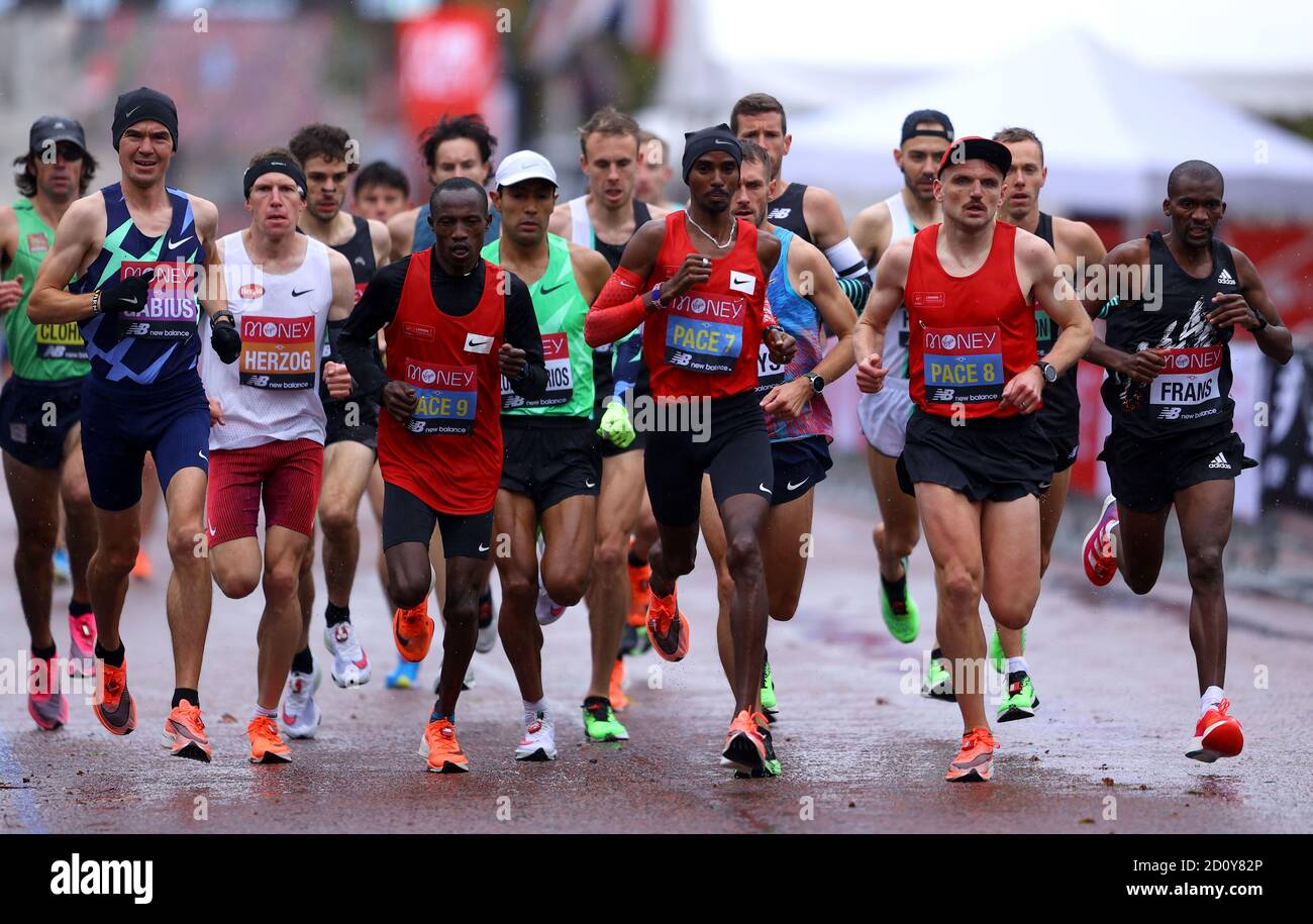 Pace-Setter der britische Mo Farah (Mitte rechts) beim Men's Elite Race während des Virgin Money London Marathon rund um den St James' Park in Aktion. Stockfoto