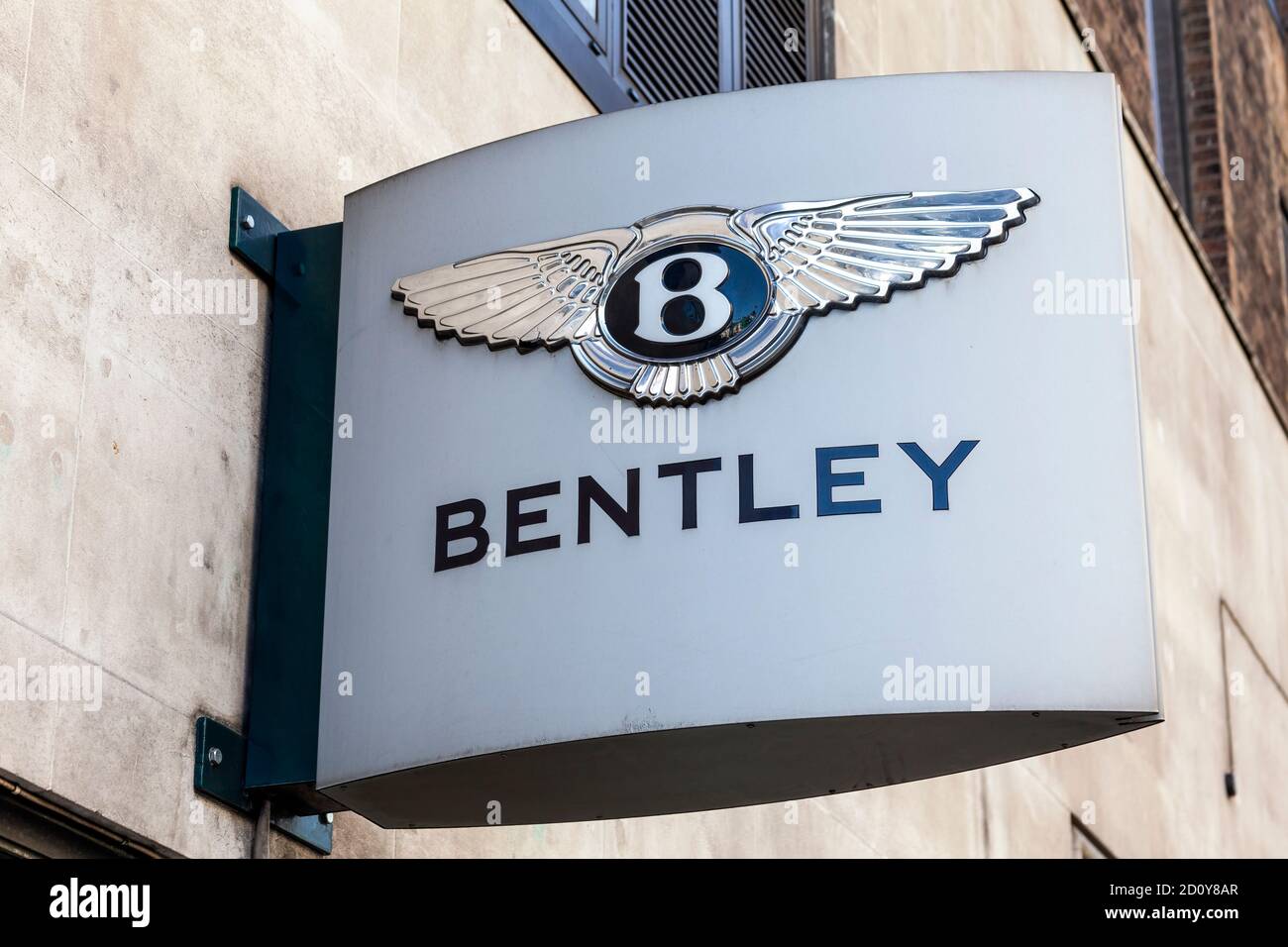 London, UK, April 1, 2012 : Bentley Schild Werbung Logo in ihrem Auto Showroom Händler ein Geschäft Verkauf Luxus-VARs und SUVs Stock Photo Bild Stockfoto