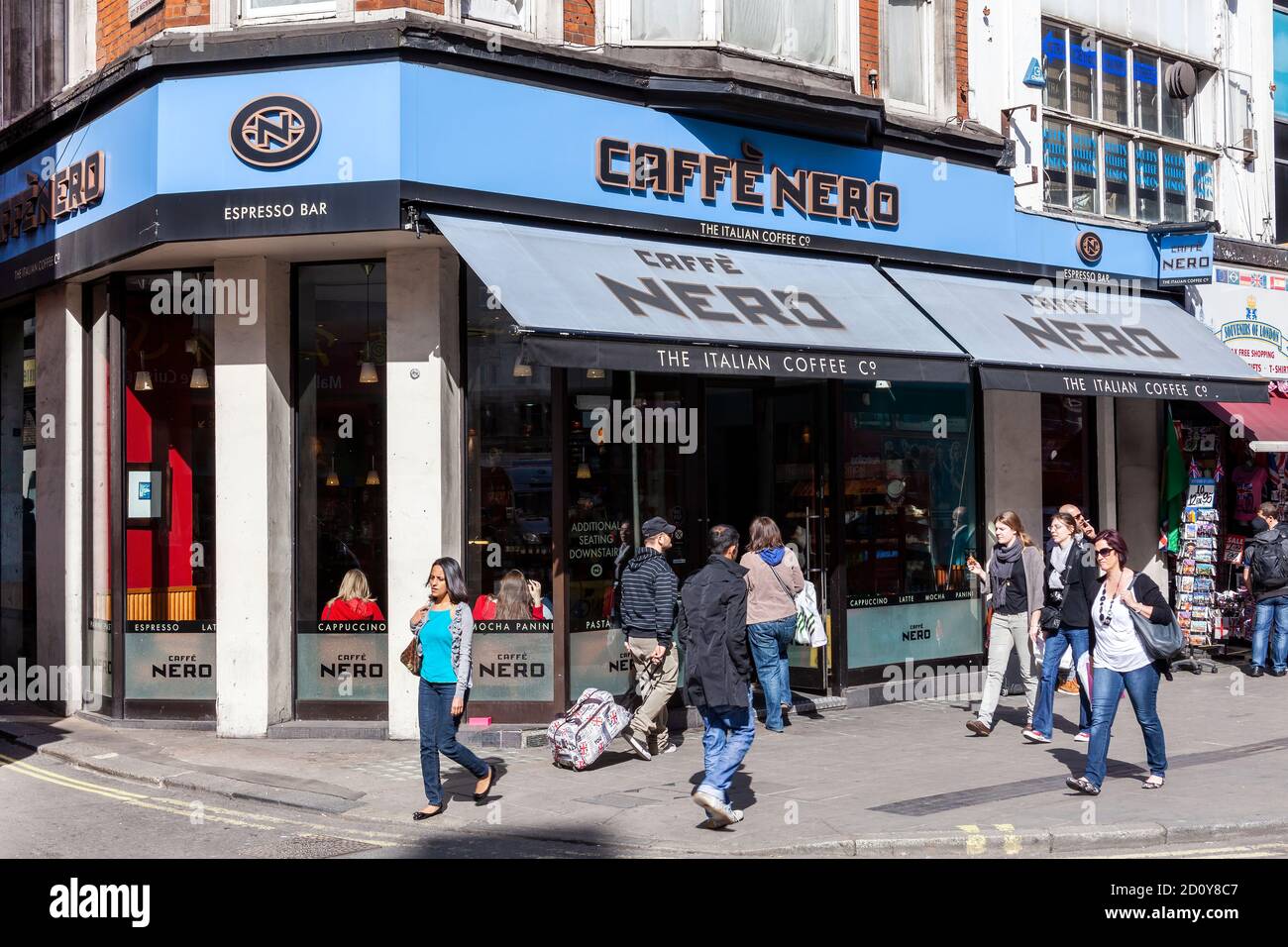 London, UK, April 1, 2012 : Caffe Nero Logo Werbeschild hängend vor einem Kaffeehaus Einzelhandel Business-Restaurant in der Innenstadt Stock Foto Stockfoto
