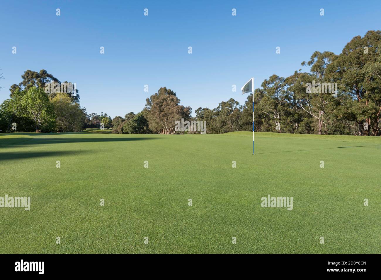Eine Flagge markiert die Position des Lochs auf einem Golfplatz, der auf einem Grat auf dem Gordon öffentlichen Golfplatz in Sydney, Australien liegt Stockfoto