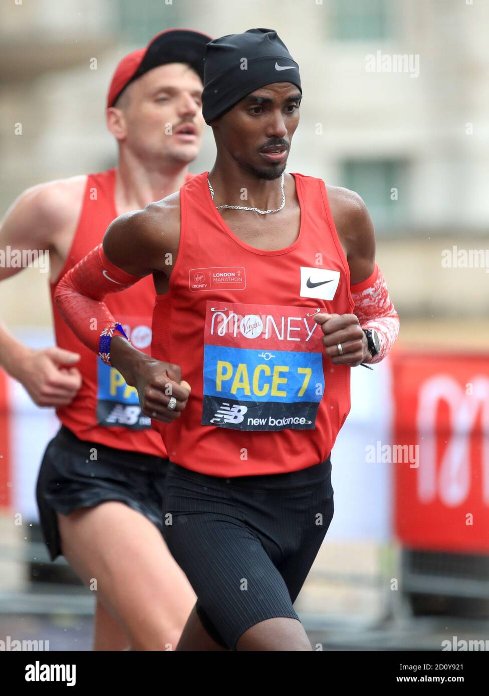 Pace Setter Mo Farah in Aktion während des Men's Elite Race während des Men's Elite Race während des Virgin Money London Marathon rund um St James' Park. Stockfoto
