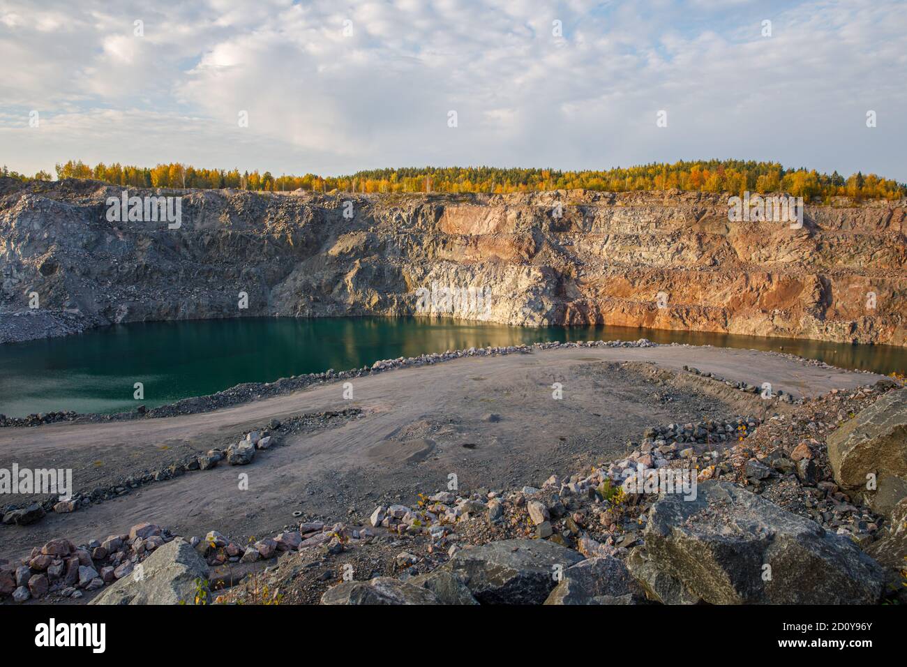 Verlassene Steinbruch für den Bergbau. Horizontaler Rahmen Stockfoto