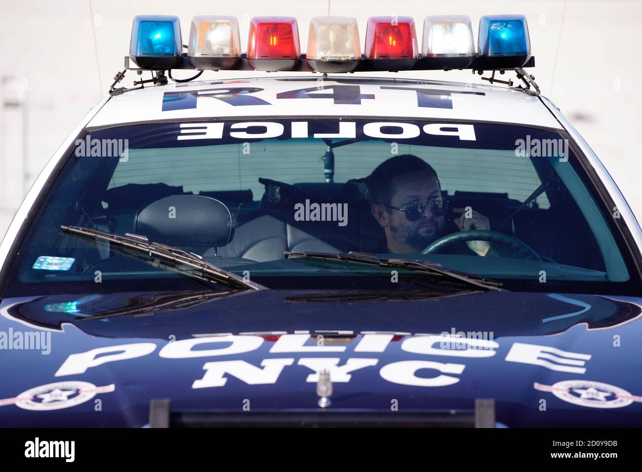 Ein Mann in einem New Yorker Polizeiwagen wird während der American Police Car Parade am 3. Oktober 2020 in Warschau, Polen, gesehen. Am Samstag in enthousiasts ga Stockfoto