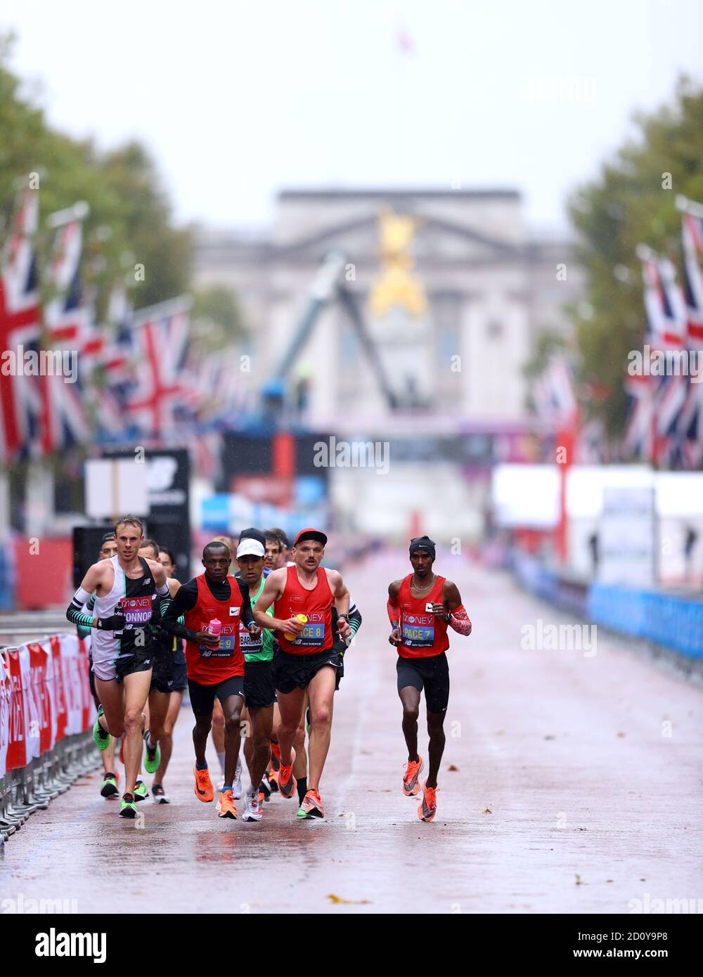 Pace Setter der britische Mo Farah (rechts) beim Men's Elite Race während des Virgin Money London Marathon rund um den St James' Park in Aktion. Stockfoto Pace Setter der britische Mo Farah (rechts) beim Men's Elite Race während des Virgin Money London Marathon rund um den St James' Park in Aktion. Stockfoto