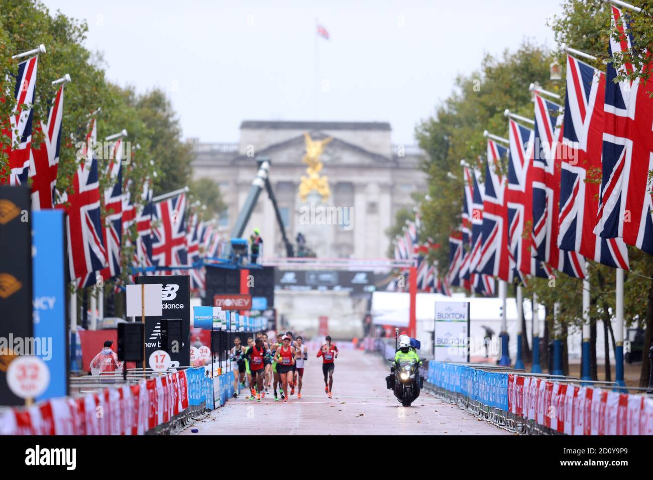 Pace Setter der britische Mo Farah (rechts) beim Men's Elite Race während des Virgin Money London Marathon rund um den St James' Park in Aktion. Stockfoto Pace Setter der britische Mo Farah (rechts) beim Men's Elite Race während des Virgin Money London Marathon rund um den St James' Park in Aktion. Stockfoto