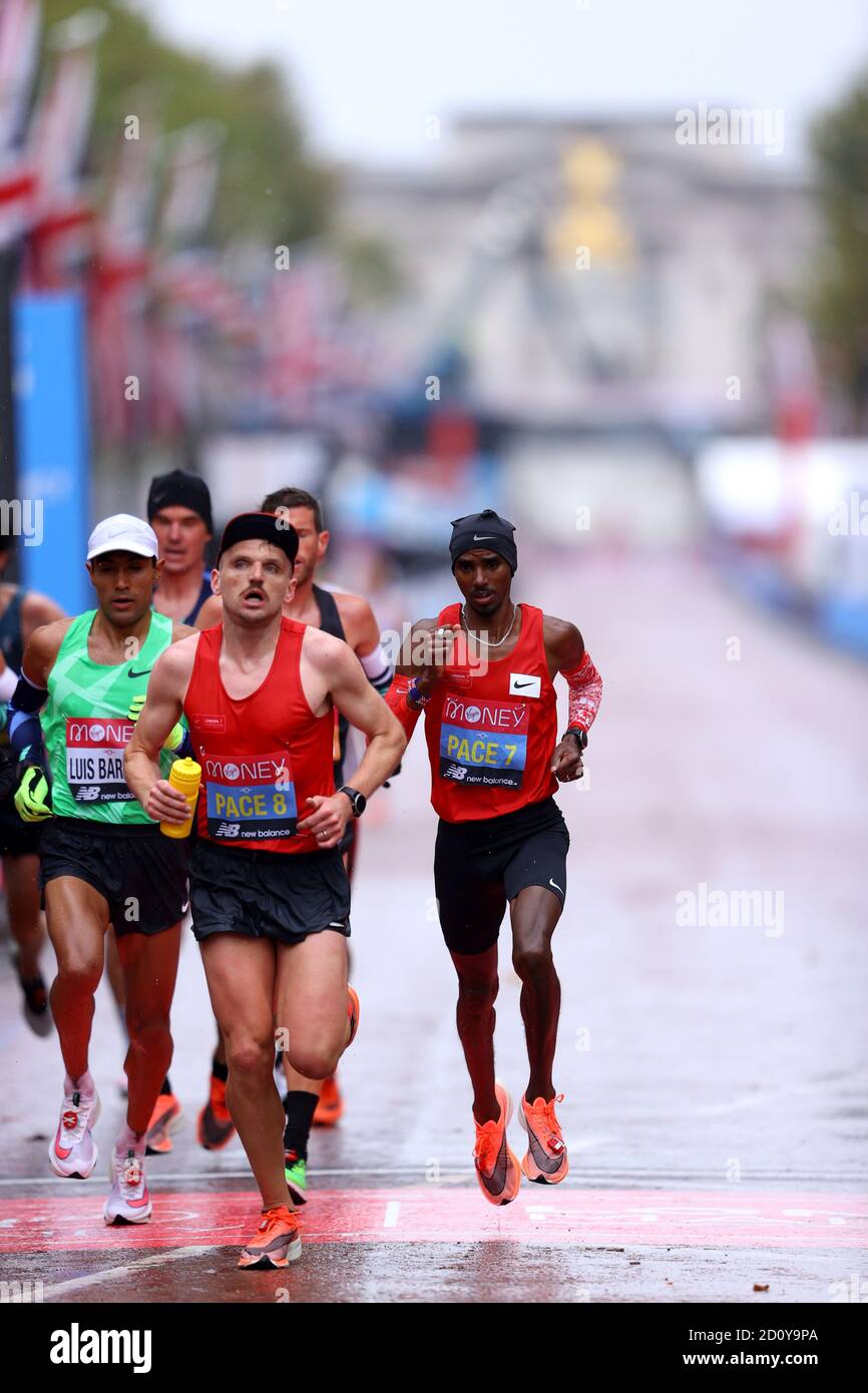 Pace Setter der britische Mo Farah (rechts) beim Men's Elite Race während des Virgin Money London Marathon rund um den St James' Park in Aktion. Stockfoto Pace Setter der britische Mo Farah (rechts) beim Men's Elite Race während des Virgin Money London Marathon rund um den St James' Park in Aktion. Stockfoto