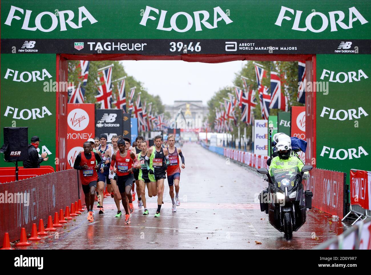 Pace Setter der britische Mo Farah (vorne in der Mitte) beim Men's Elite Race während des Virgin Money London Marathon rund um den St James' Park in Aktion. Stockfoto Pace Setter der britische Mo Farah (vorne in der Mitte) beim Men's Elite Race während des Virgin Money London Marathon rund um den St James' Park in Aktion. Stockfoto