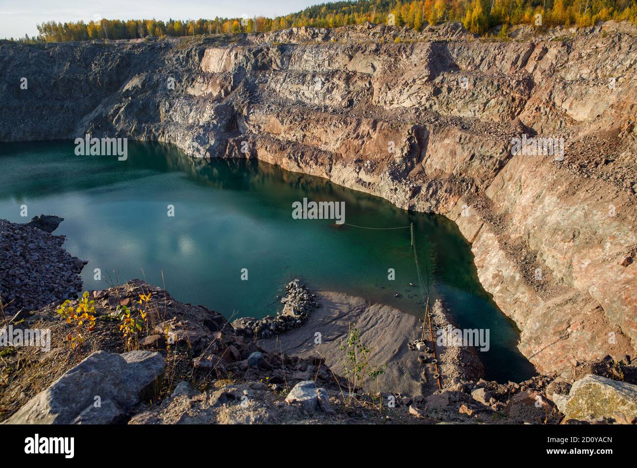Verlassene Steinbruch für den Bergbau. Horizontaler Rahmen Stockfoto