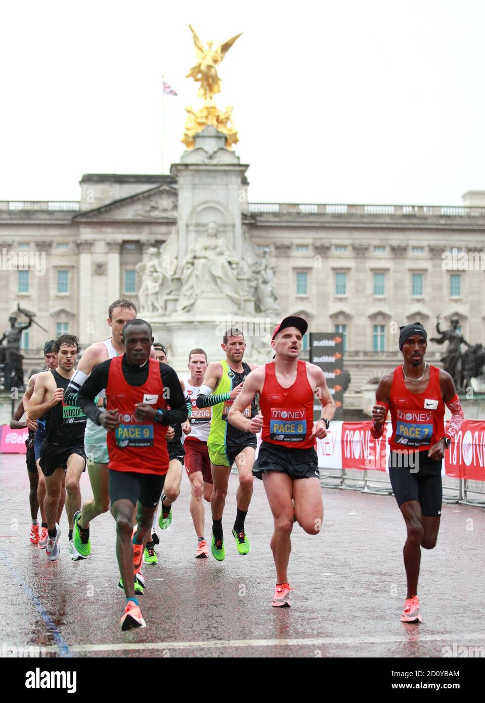 Pace Setters Großbritannien Mo Farah in Aktion während des Men's Elite Race während des Virgin Money London Marathon rund um St. James' Park. Stockfoto