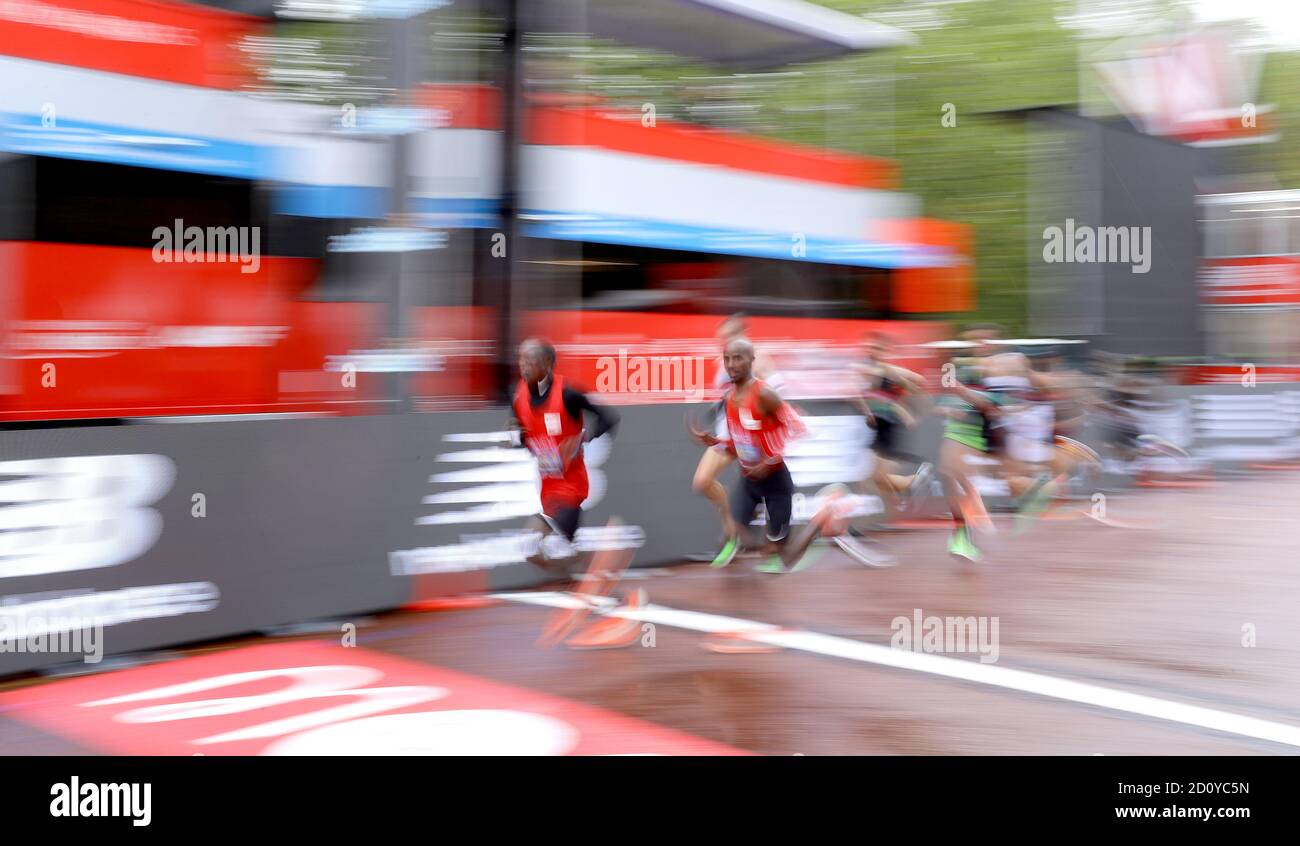 Pace-Setter Mo Farah (zweite links) in Aktion während des Men's Elite Race während des Virgin Money London Marathon rund um St James' Park. Stockfoto Pace-Setter Mo Farah (zweite links) in Aktion während des Men's Elite Race während des Virgin Money London Marathon rund um St James' Park. Stockfoto