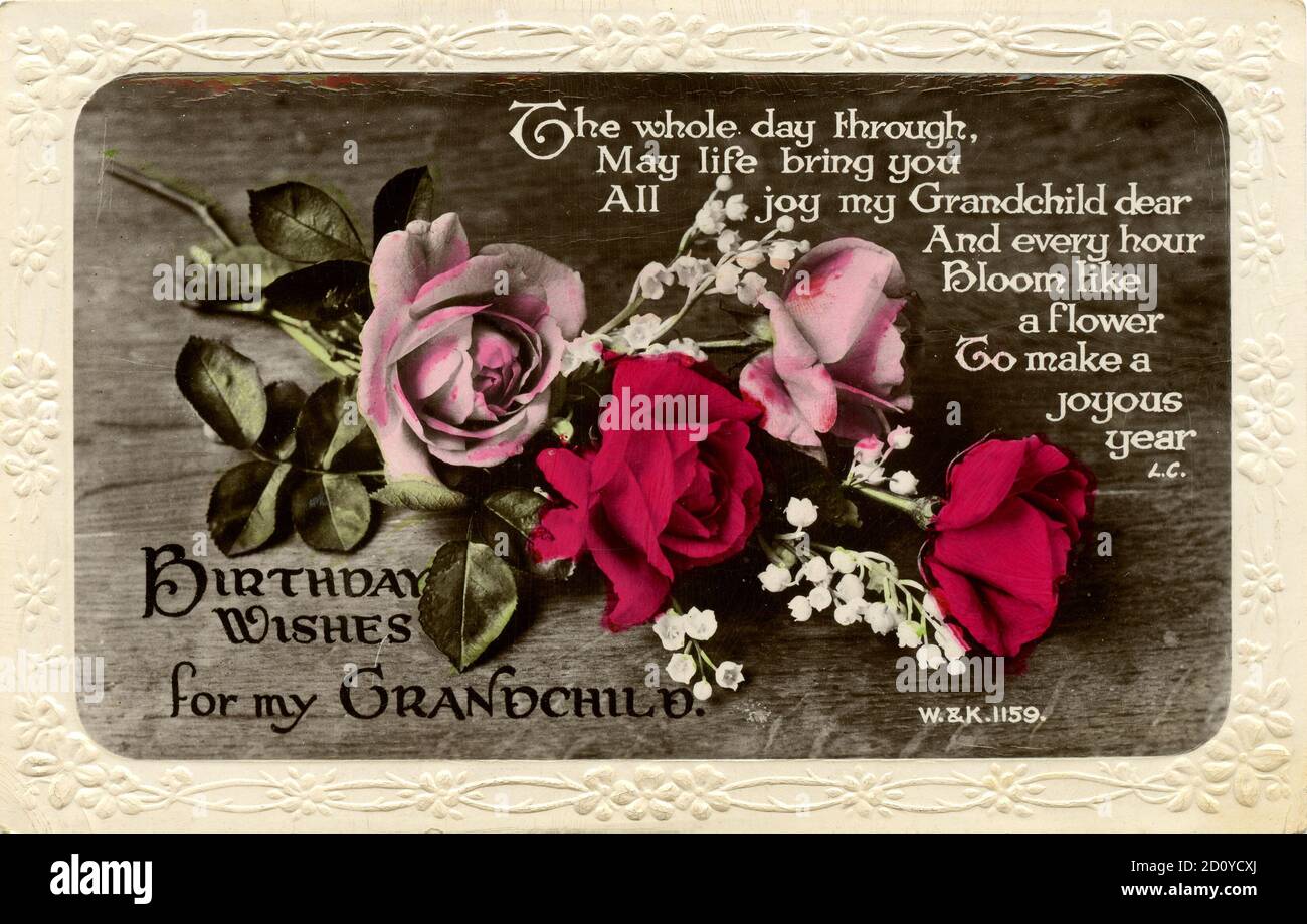 Vintage Geburtstagskarte datiert 1933 geprägt und mit einem verziert Handbemalte Farbe floralen Druck von einem Bouquet von rosa rosen an ein Enkelkind mit Geburtstagswünschen von produziert geschickt Die Druckerei W&K Artesque Stockfoto