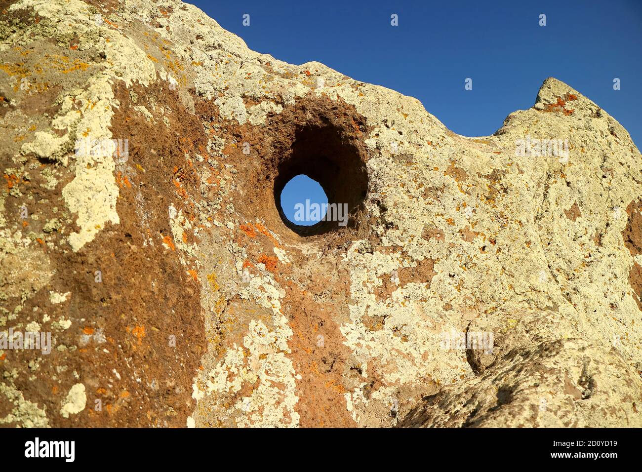 Carahunge bedeutet STEINE SPRECHEN auf Armenisch, die Löcher der Steine auf dieser archäologischen Stätte Erzeugen Sie pfeifende Geräusche an einem Windy Day, Provinz Syunik Stockfoto