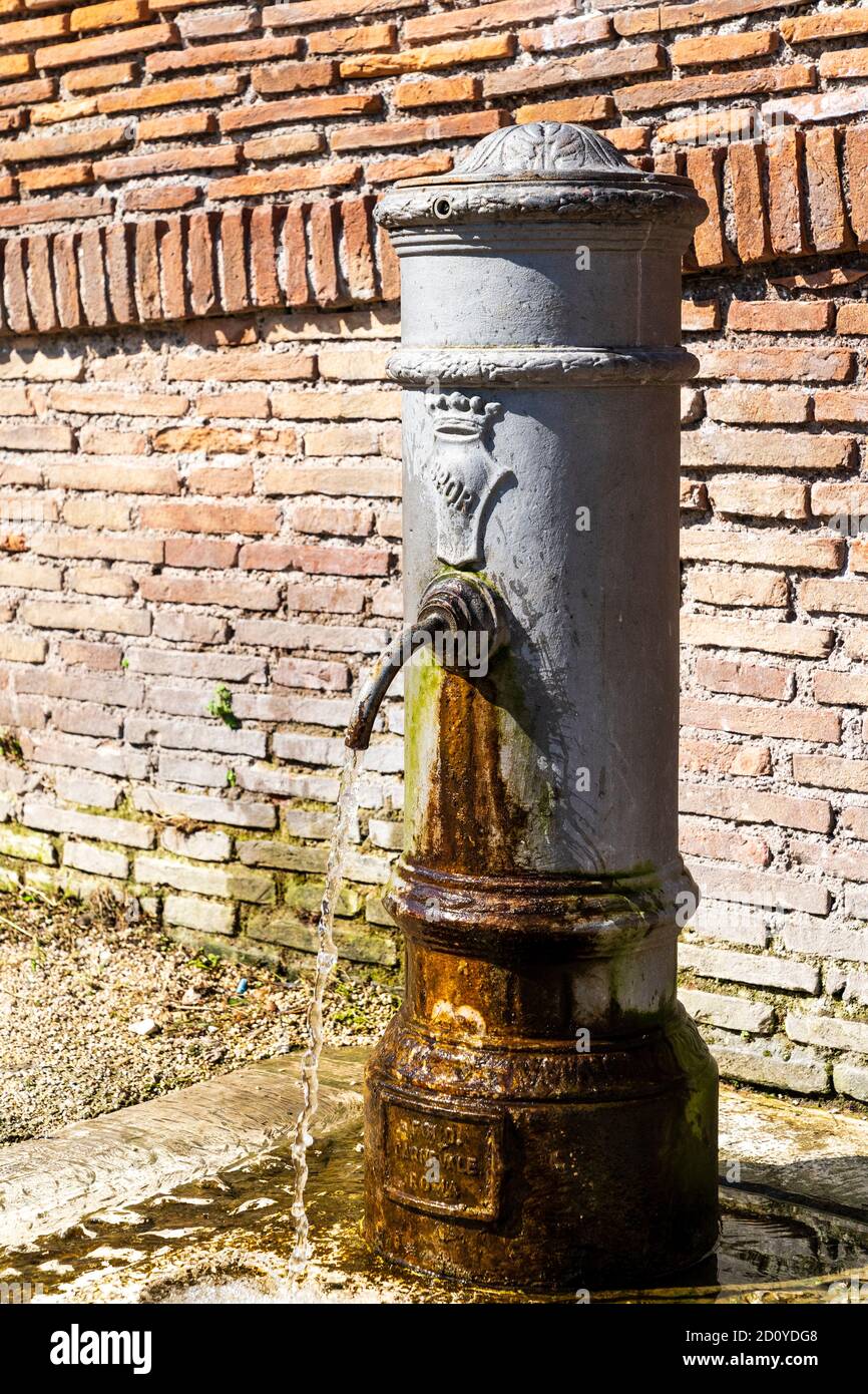 Einer der 2500 kostenlosen Trinkwasserbrunnen in Rom. Genannt Nasoni oder Singular Nasone, sind sie rund um die Stadt mit kostenlosem Wasser verstreut. Stockfoto Einer der 2500 kostenlosen Trinkwasserbrunnen in Rom. Genannt Nasoni oder Singular Nasone, sind sie rund um die Stadt mit kostenlosem Wasser verstreut. Stockfoto