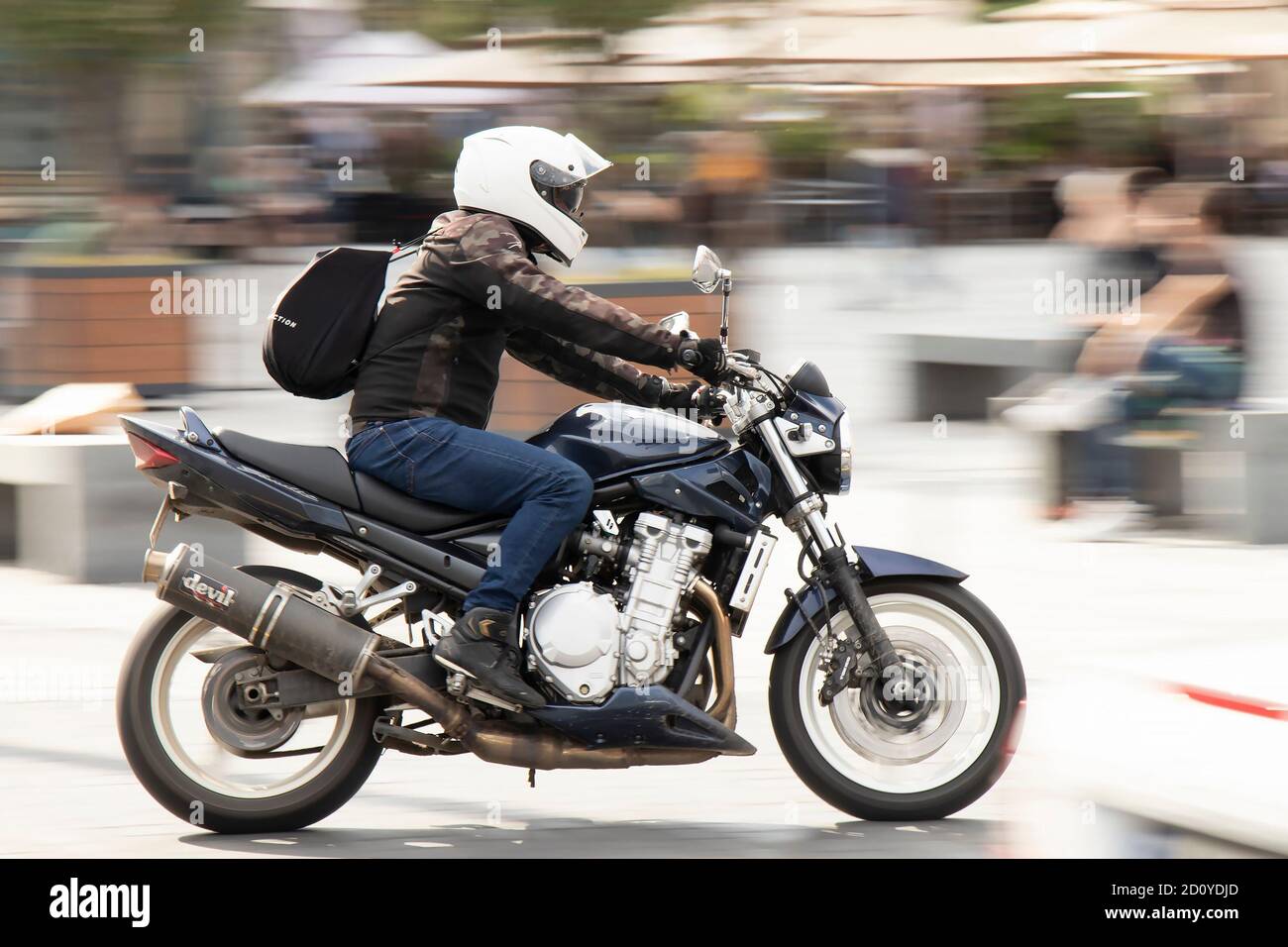 Belgrad, Serbien - 02. Oktober 2020: Mann auf einem schnellen Motorrad auf der Straße am Stadtplatz, Schwenken erschossen Stockfoto