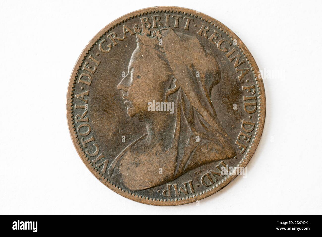 Eine Münze aus britischer viktorianischer Bronze mit einer Münze auf der Vorderseite, die den 'alten Kopf' oder die 'verhüllte Büste' von Königin Victoria zeigt. Stockfoto