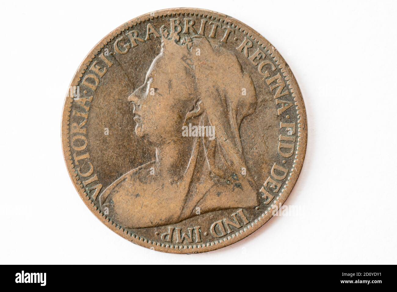 Eine Münze aus britischer viktorianischer Bronze mit einer Münze auf der Vorderseite, die den 'alten Kopf' oder die 'verhüllte Büste' von Königin Victoria zeigt. Stockfoto