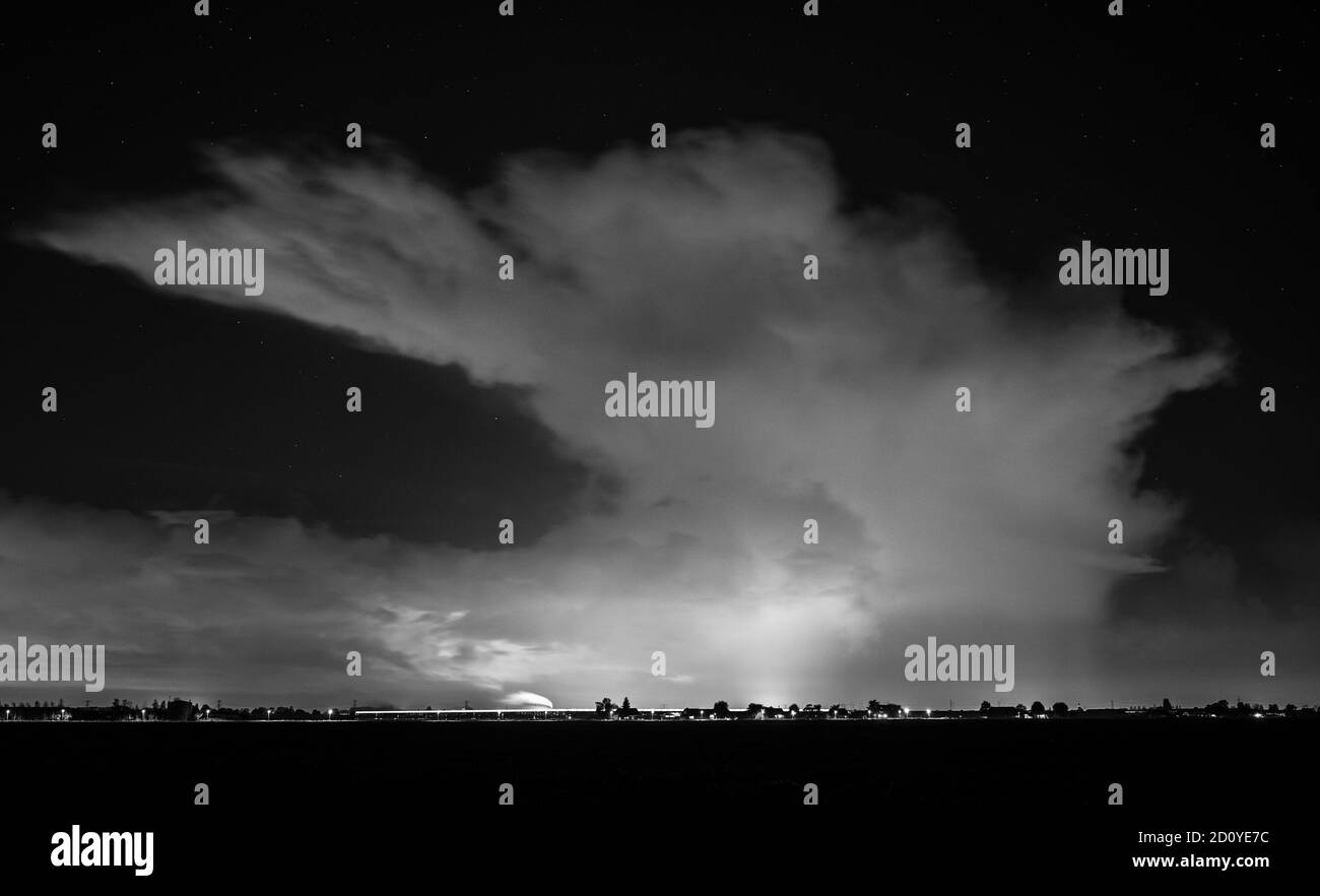 Schwarz-weißes Bild einer Sturmwolke mit Amboss Nachts Stockfoto