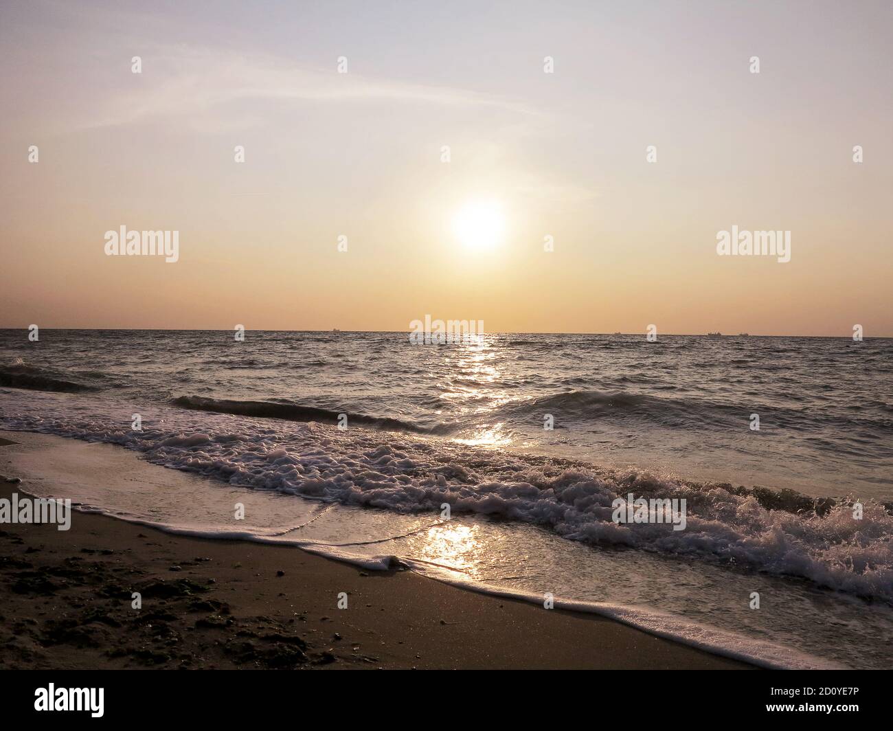 Malerischer Sonnenaufgang an der Schwarzmeerküste. Stockfoto