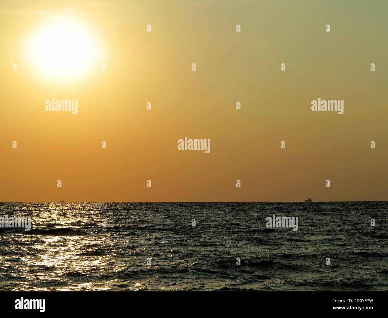 Malerischer Sonnenaufgang an der Schwarzmeerküste. Stockfoto