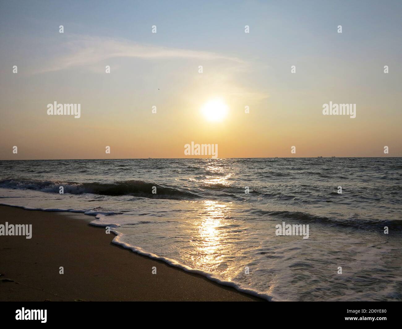 Malerischer Sonnenaufgang an der Schwarzmeerküste. Stockfoto