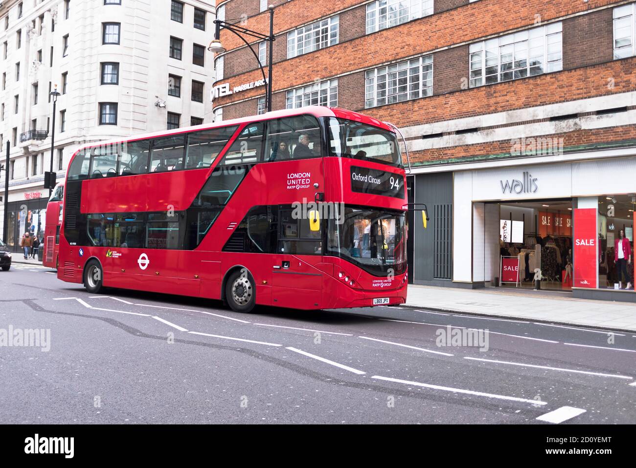 dh OXFORD STREET LONDON Red Alexander Dennis Enviro BYD Electric E400 Bus RATP Group Transport Busse City New routemaster Stockfoto
