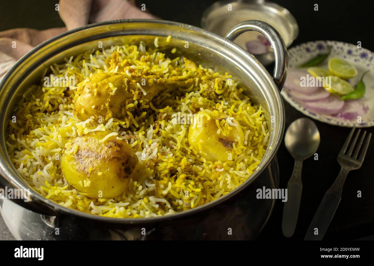 Indisches Essen Huhnchen Dum Biryani Close Up In Einer Schale Auf Dem Tisch Horizontale Stockfotografie Alamy