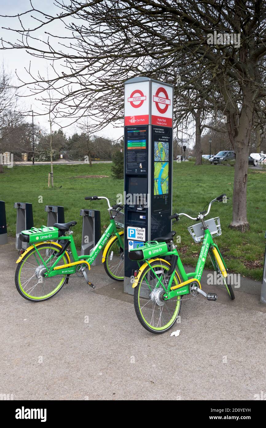 dh Electric mieten Fahrräder Station HYDE PARK LONDON ENGLAND Großbritannien Lime E Bike Park Fahrräder zu mieten eBikes grün Fahrrad eBike Fahrräder Stockfoto