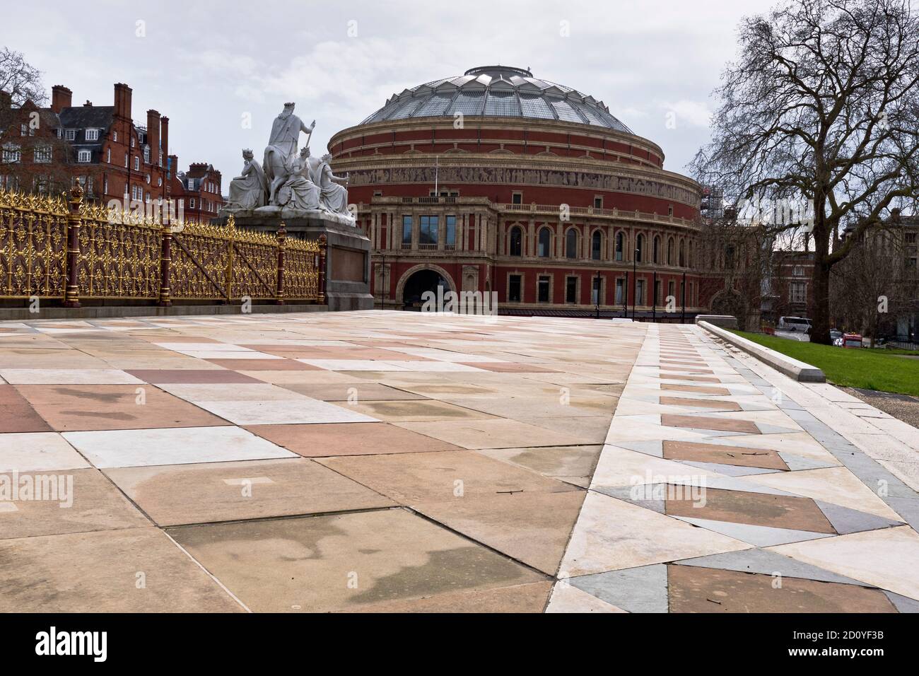 dh Alberts Memorial KENSINGTON GARDENS LONDON Royal Albert Hall außen england gb Stockfoto