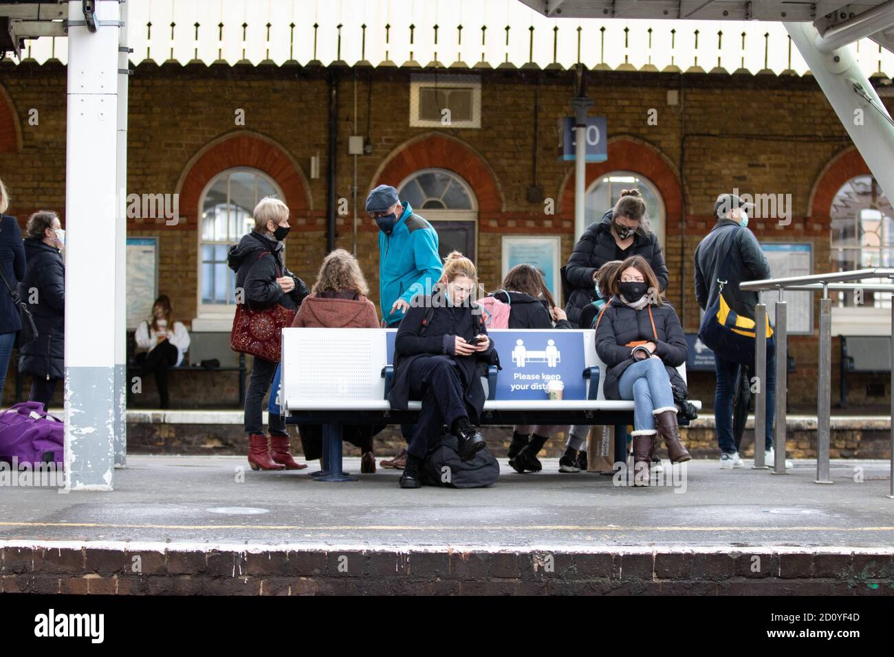 London, Großbritannien. Oktober 2020. Nieseln Sie am Bahnhof Clapham Junction. Kredit: Liam Asman/Alamy Live Nachrichten Stockfoto