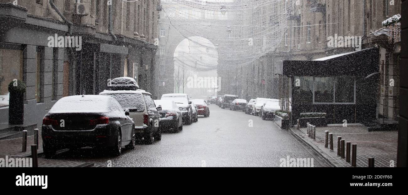 Nasser Schnee mit Regen auf einer Stadtstraße Stockfoto