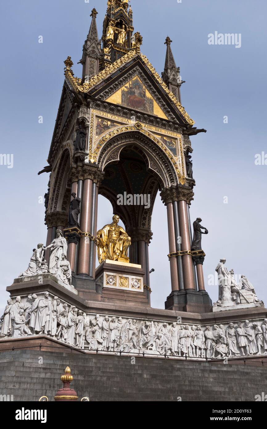 dh Albert Memorial KENSINGTON GARDENS LONDON Prince alberts Statue Detail england gb Stockfoto