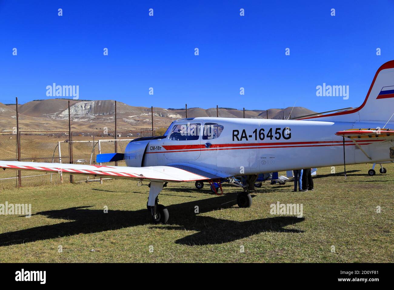 Airshow. Hubschrauber-Ausstellungs-Wettbewerbe auf einem speziellen Gelände im Feld. Stockfoto