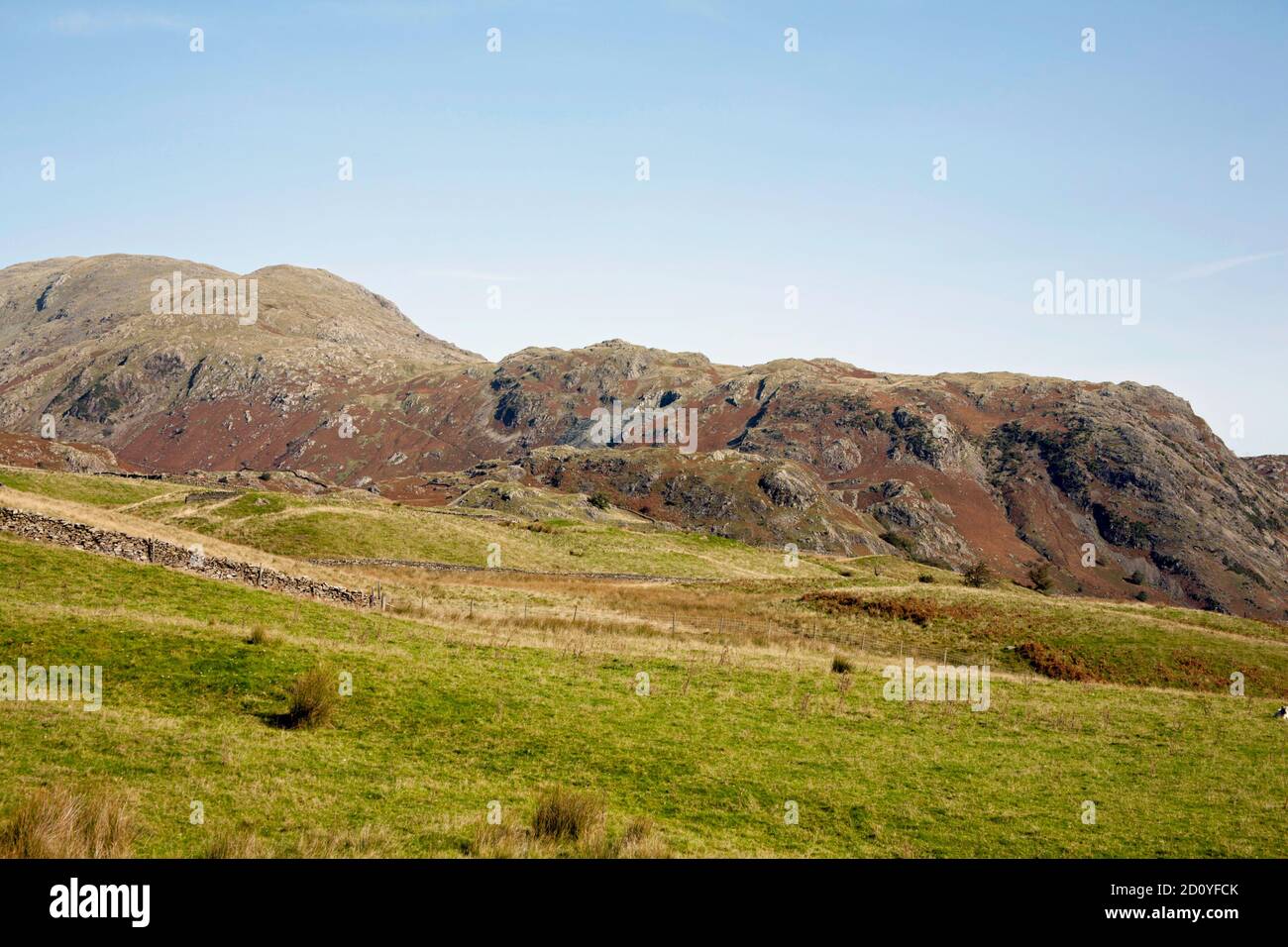 Ein Blick auf die Südwand des alten Mannes Von Coniston aus der Nähe von Torver High Common Coniston Lake District Nationalpark Cumbria England Stockfoto