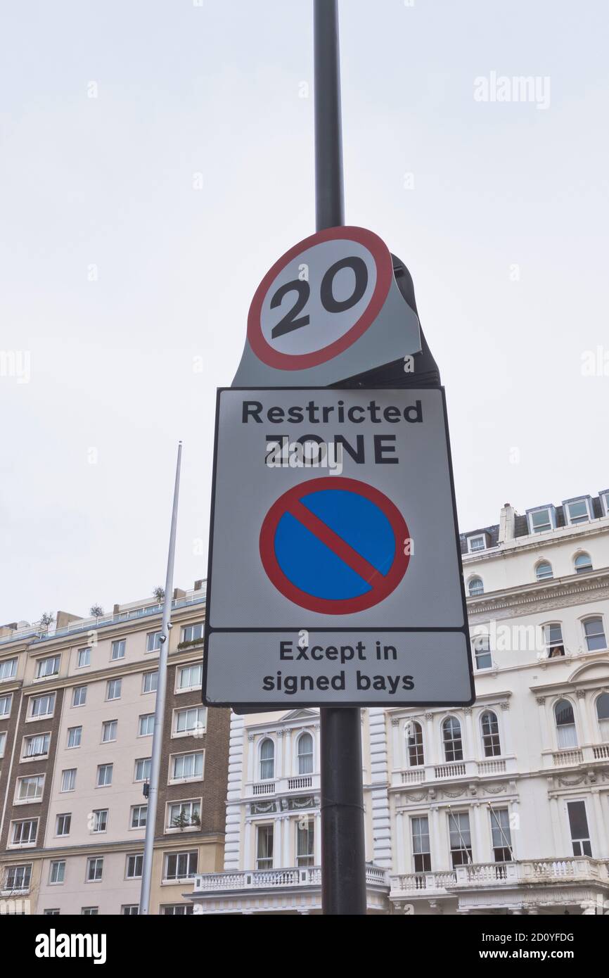 dh KENSINGTON LONDON 20 mph Speed Limit Zeichen Parkplatz Eingeschränkte Zone Wegweiser Beschränkungszeichen england uk Beschränkungen Stockfoto