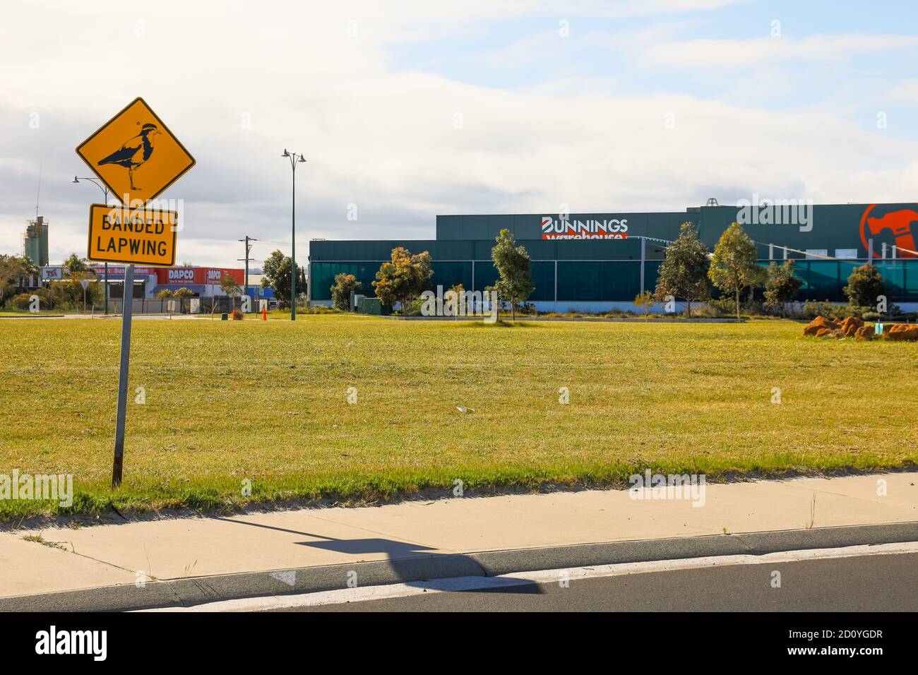 Gebändertes Kiebitz-Schild in Parklandschaft neben Bunnings Store Treendale Stockfoto