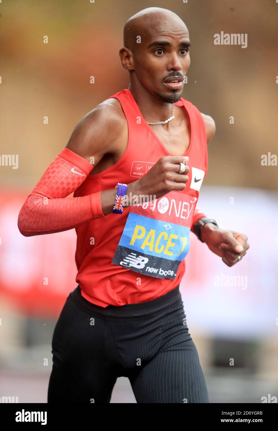 Pace Setter der britische Mo Farah beim Men's Elite Race während des Virgin Money London Marathon rund um den St James' Park in Aktion. Stockfoto