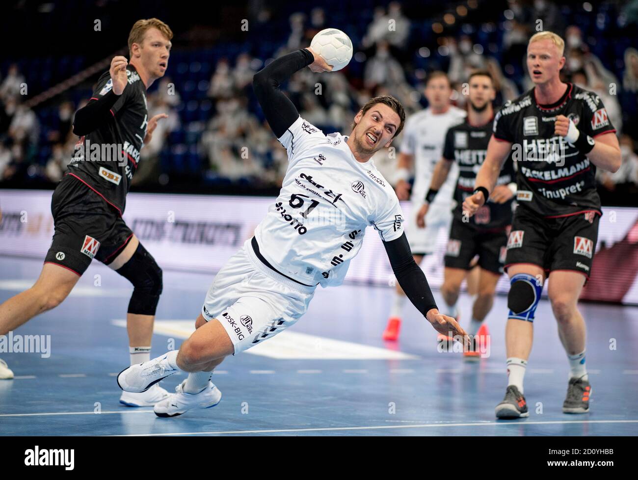 Kiel, Deutschland. Oktober 2020. Handball: Bundesliga, THW Kiel - HC Erlangen, 1. Spieltag, in der Wunderino-Arena. Kieler Hedrik Pekeler (M) gewinnt gegen Erlanger Simon Jeppson (L) und Sebastian Firnhaber am Kreis. Quelle: Axel Heimken/dpa/Alamy Live News Stockfoto