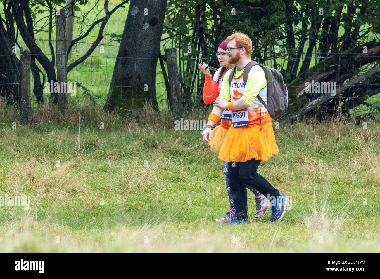 4. Oktober 2020: UK Sport: Antony Butcher und Lizzie Blowey gehen einen virtuellen London Marathon von Burley-in-Wharfedale nach Bolton Abbey und zurück in ausgefallener Kleidung, um Geld für die MS Society zu sammeln. Mehr Details hier: https://www.justgiving.com/fundraising/antonyandlizziewalkamarathon West Yorkshire. Rebecca Cole/Alamy News (c) Stockfoto