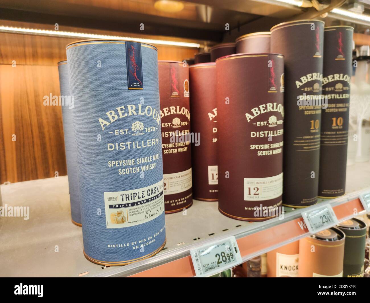 Supermarktregale gefüllt mit vielen verschiedenen Arten von Aberlour Marke Whiskey. Stockfoto