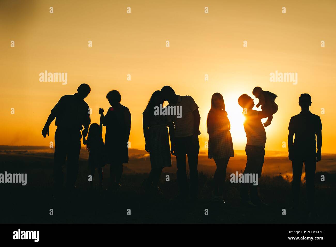 Familie und schönen Sonnenuntergang, treffen verschiedene Generationen den schönen Sonnenuntergang Stockfoto