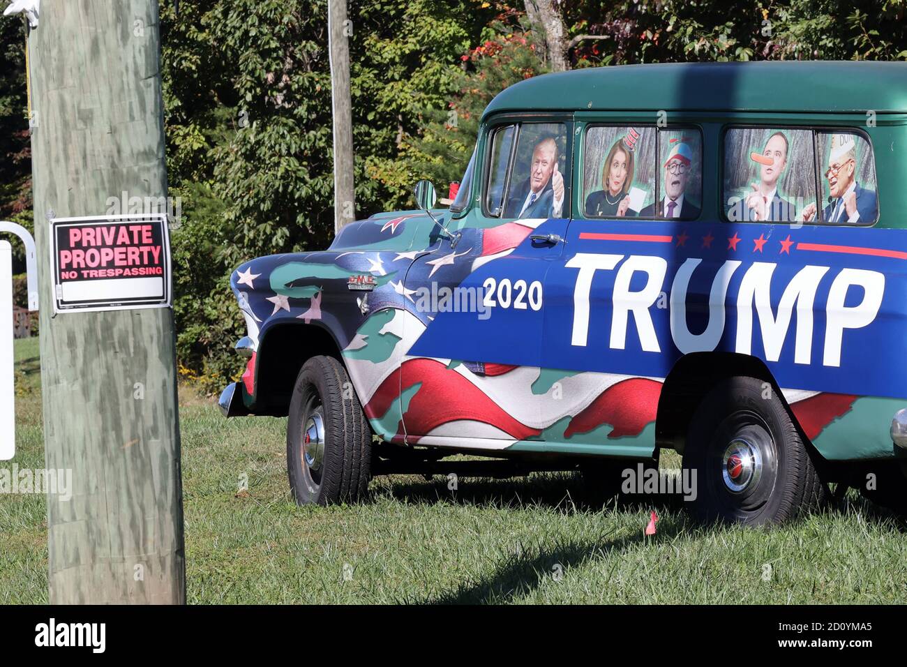 DUMFRIES. VA - 3. Oktober: Trump-Anhänger schaffen ein Trump-Handy, um ihre Unterstützung für die Wiederwahl des Präsidenten bei den Präsidentschaftswahlen 2020 am 3. Oktober 2020 in Dumfries, Virginia, zu fördern. Quelle: Mpi34/MediaPunch Stockfoto