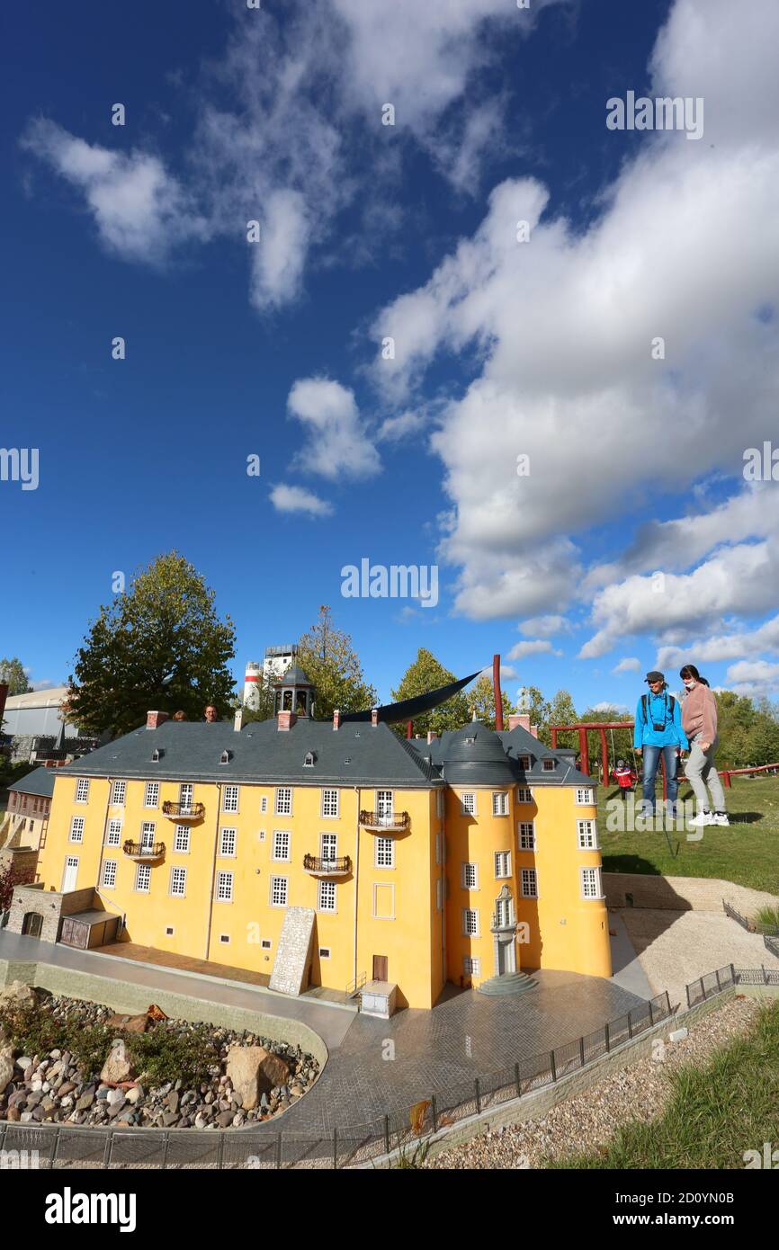 04. Oktober 2020, Sachsen-Anhalt, Wernigerode: Ein Modell des großen Schlosses in Blankenburg erstrahlt im Licht der Herbstsonne im Miniaturpark 'kleiner Harz'. Der Miniaturpark 'kleiner Harz' ist eine der meistbesuchten Freizeitanlagen im Harz. Etwa 60 Sehenswürdigkeiten des Harzes sind im Maßstab 1:25 nachgebildet und auf der 1.5 Hektar großen Fläche dargestellt. Foto: Matthias Bein/dpa-Zentralbild/ZB Stockfoto